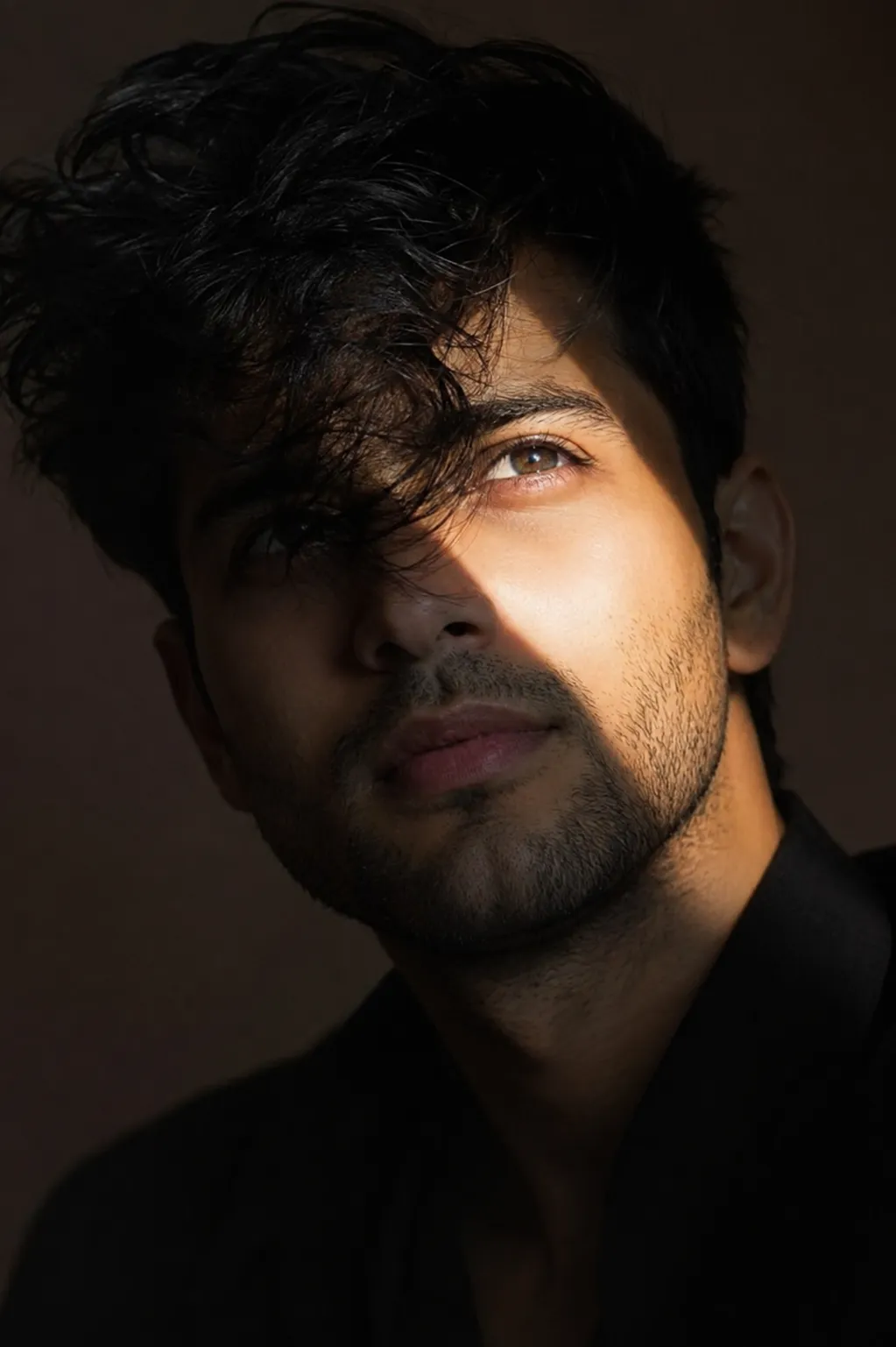 Chiaroscuro Portrait with Dramatic Diagonal Light — ChatGPT prompt | pineprompts.com