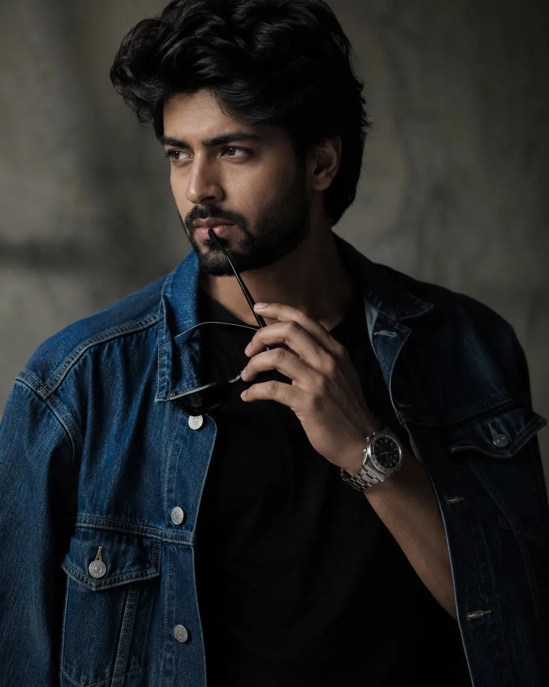 Confident Fashion Model Portrait with Denim Jacket and Sunglasses — Gemini prompt | pineprompts.com